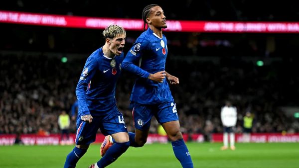 เชลซีบุกคว้า 3 คะแนนสำคัญเหนือ ท็อตแน่ม ฮ็อตสเปอร์ 1-0 ในศึกลอนดอนดาร์บี้ โดยได้ประตูชัยจาก เจา เปโดร ที่ยิงปลดล็อกประตูแรกตั้งแต่เดือนสิงหาคม พร้อมขยับแต้มเท่าคู่ปรับร่วมเมือง ส่วนแฟนไก่เดือยทองระเบิดเสียงโห่หลังทีมเล่นได้อย่างน่าผิดหวัง