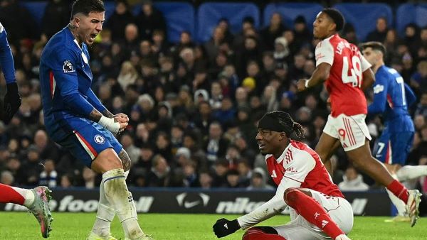 ศึกดาร์บี้ลอนดอนที่สแตมฟอร์ดบริดจ์จบลงแบบสุดมัน เมื่อเชลซี ที่เหลือผู้เล่นเพียง 10 คนตั้งแต่นาที 38 จากจังหวะที่ มอยเซส ไคเซโด เข้าปะทะหนักใส่ มิเกล เมรีโน จน VAR เรียกให้ใบแดง แต่พวกเขายังต่อสู้ได้อย่างยอดเยี่ยมและแบ่งแต้มจากจ่าฝูงอาร์เซนอลไปได้สำเร็จ 1-1