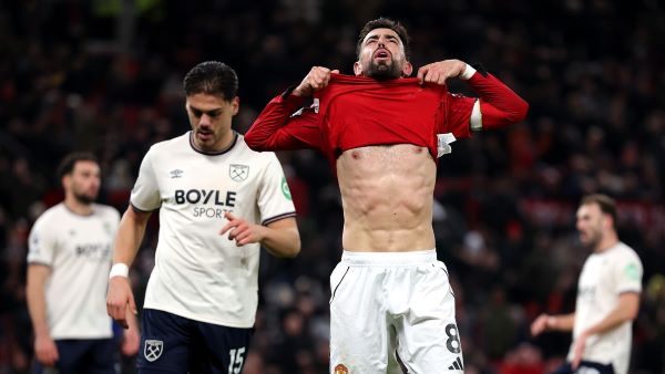 เวสต์แฮม ยูไนเต็ด พลิกสถานการณ์จากจุดอ่อนเรื่องลูกตั้งเตะ กลายเป็นทีเด็ดที่ช่วยให้ทีมบุกเก็บผลเสมอ 1-1 จากแมนเชสเตอร์ ยูไนเต็ด ที่สนามโอลด์ แทรฟฟอร์ด หลัง ซูงูตู มากัสซา ทำประตูตีเสมอนาที 83 และเป็นประตูแรกของเขากับสโมสร