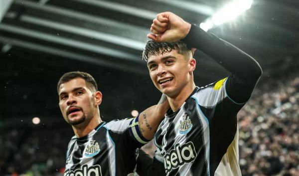 ลูอิส ไมลีย์ ฮีโร่ลูกหม้อวัย 19 ปี โขกประตูชัยในช่วงทดเวลาบาดเจ็บ ช่วยให้ นิวคาสเซิล ยูไนเต็ด แชมป์เก่า เปิดบ้านเฉือนเอาชนะ ฟูแล่ม ไปแบบหืดจับ ผ่านเข้าสู่รอบรองชนะเลิศศึกคาราบาว คัพ ได้สำเร็จ